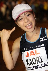 Kaori Yoshida - hier noch Shaka-happy beim Honolulu Marathon - Foto, Copyright: Herbert Steffny